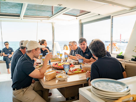 Grupo num evento de empresa a bordo de um barco em Lisboa