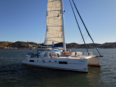 Catamarã privado da Royal Marine durante um charter de vários dias em Portugal
