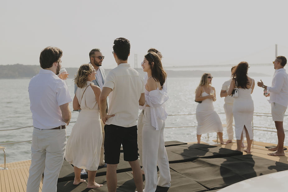 Evento corporativo a bordo de um barco da Royal Marine no rio Tejo, Lisboa, com equipa profissional e ambiente exclusivo