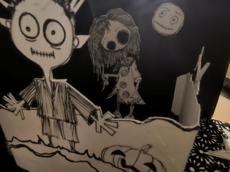 Structure relief, papier blanc et dessin en noir, plan avant petit garçon affolé, arrière plan Camille