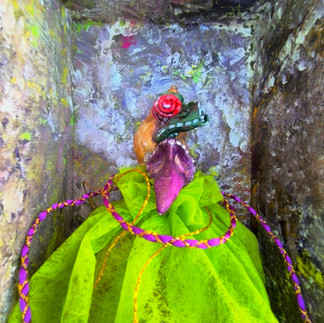 la faucheuse avec un visage violet orné d'un coquillaga, collerette vert pomme