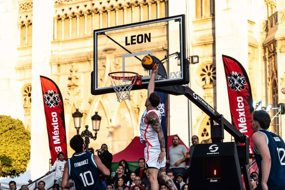 Marek Klassen playing above the rim at the Fiba 3x3 AmeriCup