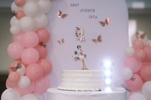 Detalhes decorativos do Baby Shower com balões e flores
