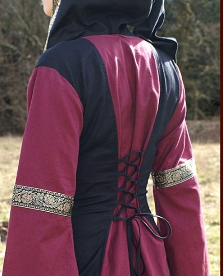 Miniatura: Vestido medieval com capuz