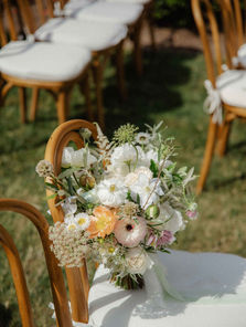 Spring Loft Wedding: Where Urban Chic Meets Blossoming Romance