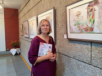 2014-German Tourist buying at India Habitat Delhi.jpeg