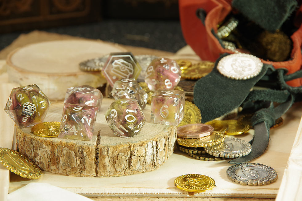 Set complet de dés artisanaux floraux en résine, couleurs rose et or, photographié avec pièces de JDR