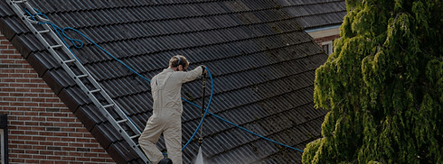 Travail de nettoyage de toit sous le sol