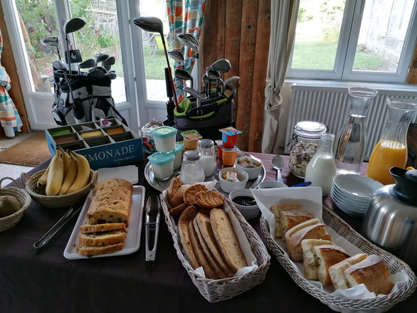 petit déjeuner proposé en chambre d'hôtes, composé de confitures et yaourts maison en Haute Loire au Chambon sur Lignon