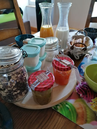 petit déjeuner buffet avec des confitures et des yaourts maison, du pain, des fruits... servi en chambre d'hôtes au Chambon sur Lignon