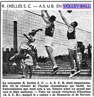 Een blok van Demarcin en Servais van Risc op een smash van Israison van ASUB