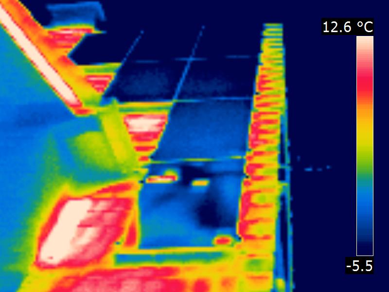 Image thermique FLIR montrant défaut de cellule PV et effet d'ombre — PV Protector®