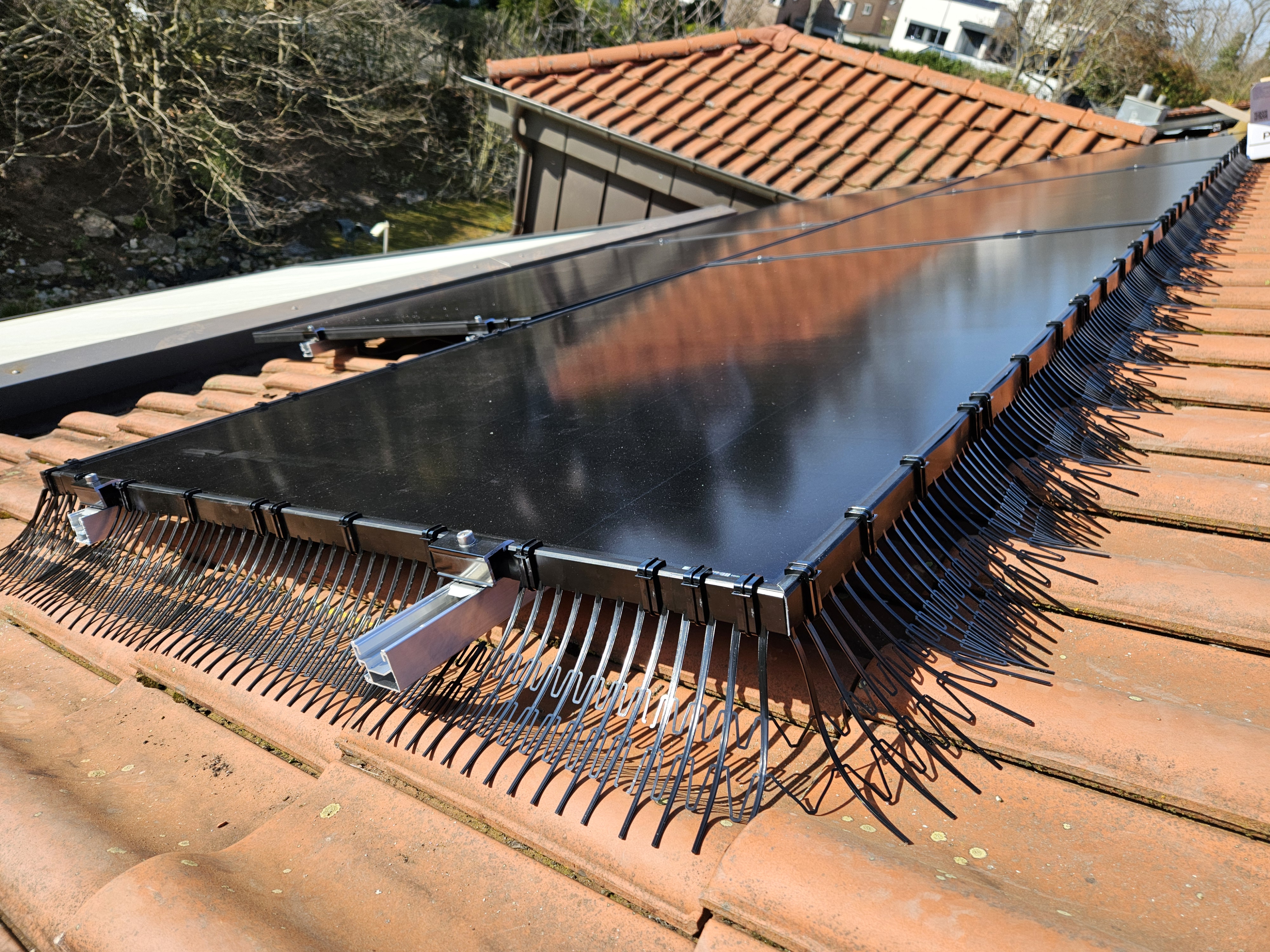 Pombos no telhado: Perimeter Segments e C-Clips a fechar a abertura no bordo inferior do módulo — PV Protector®