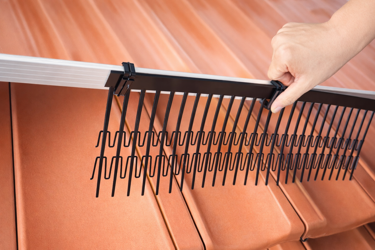 instalador colocando un Perimeter Segment para evitar la suciedad placas solares — PV Protector®