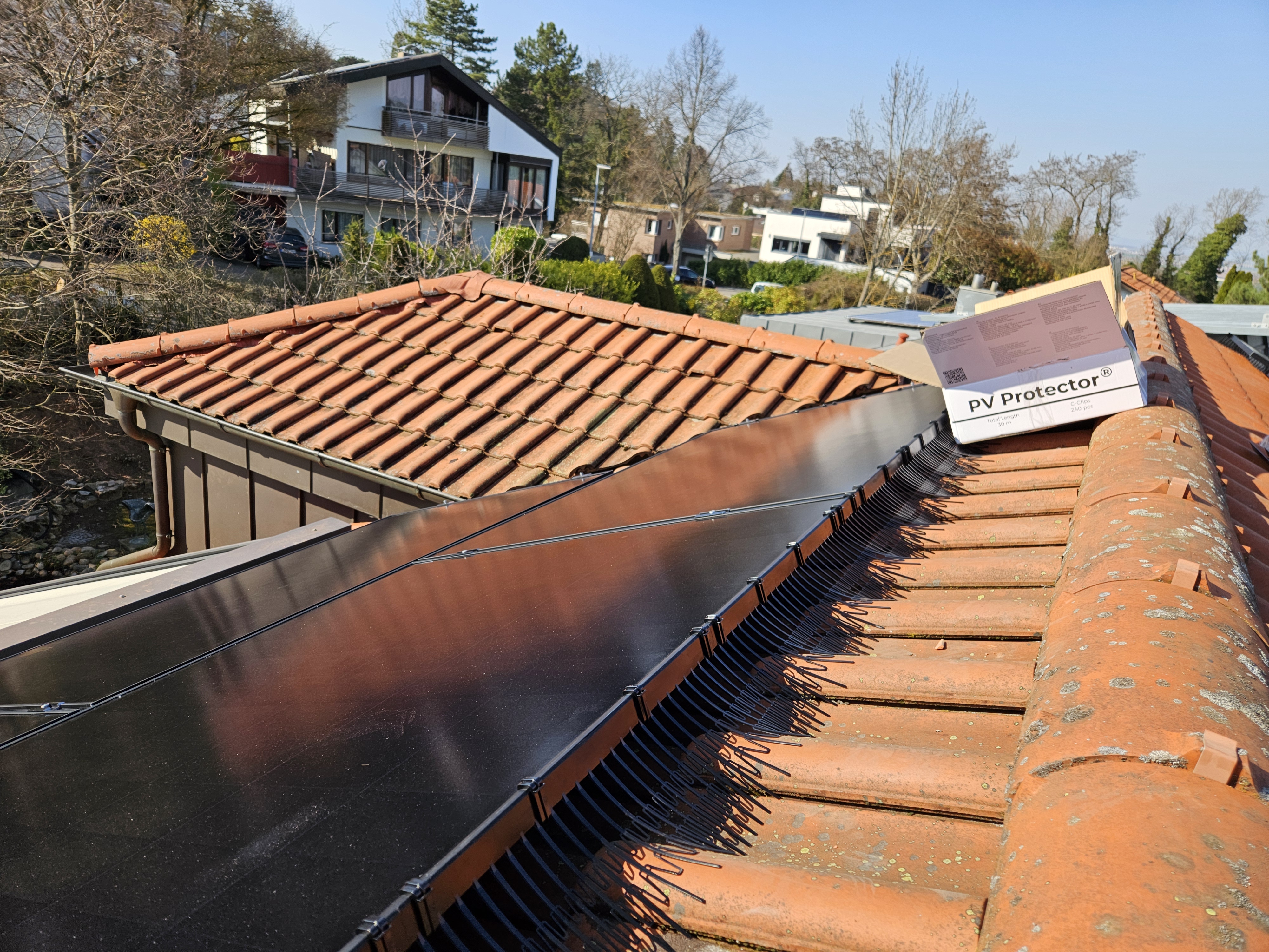 Vista aérea de um técnico a inspecionar painéis solares durante o comissionamento — regulamentação proteção aves fotovoltaico UE — PV Protector®