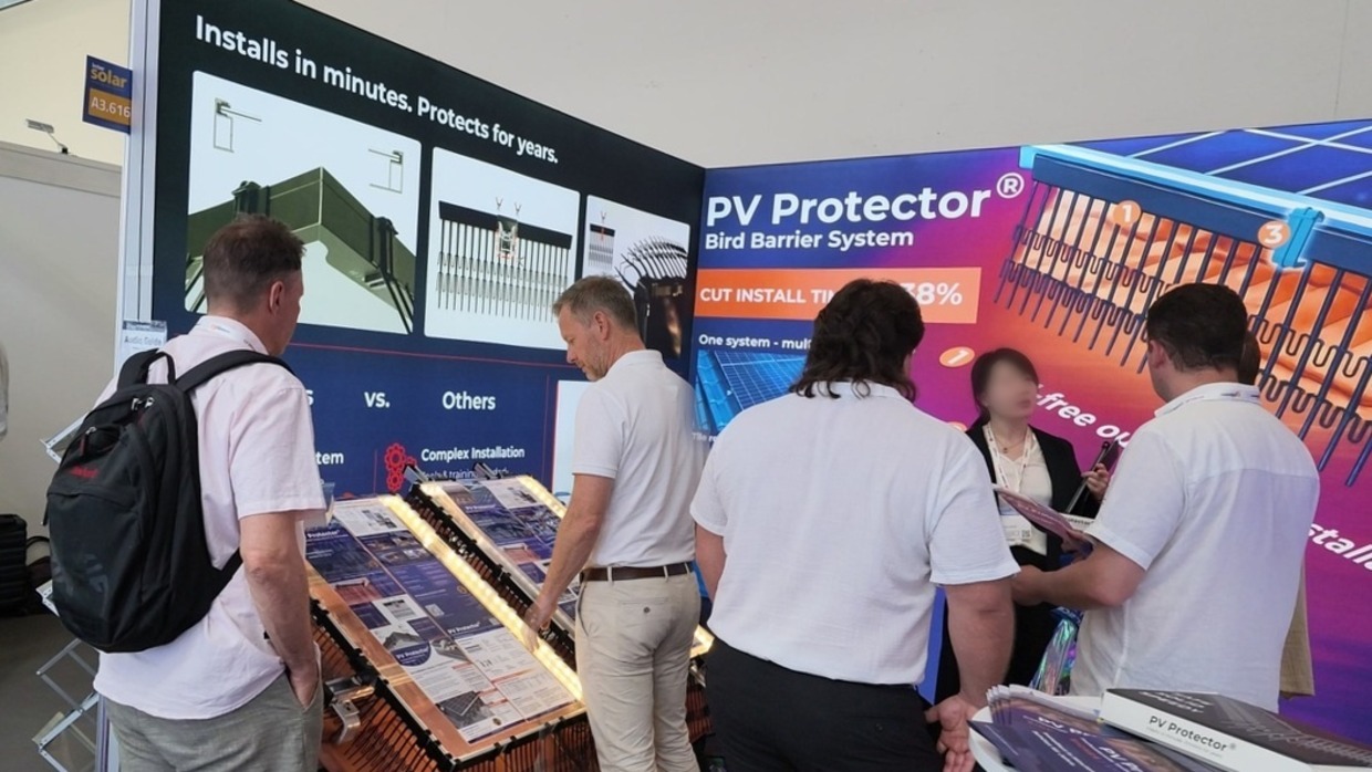 Besucher am Stand A3.616, Intersolar 2026 München — PV Protector®
