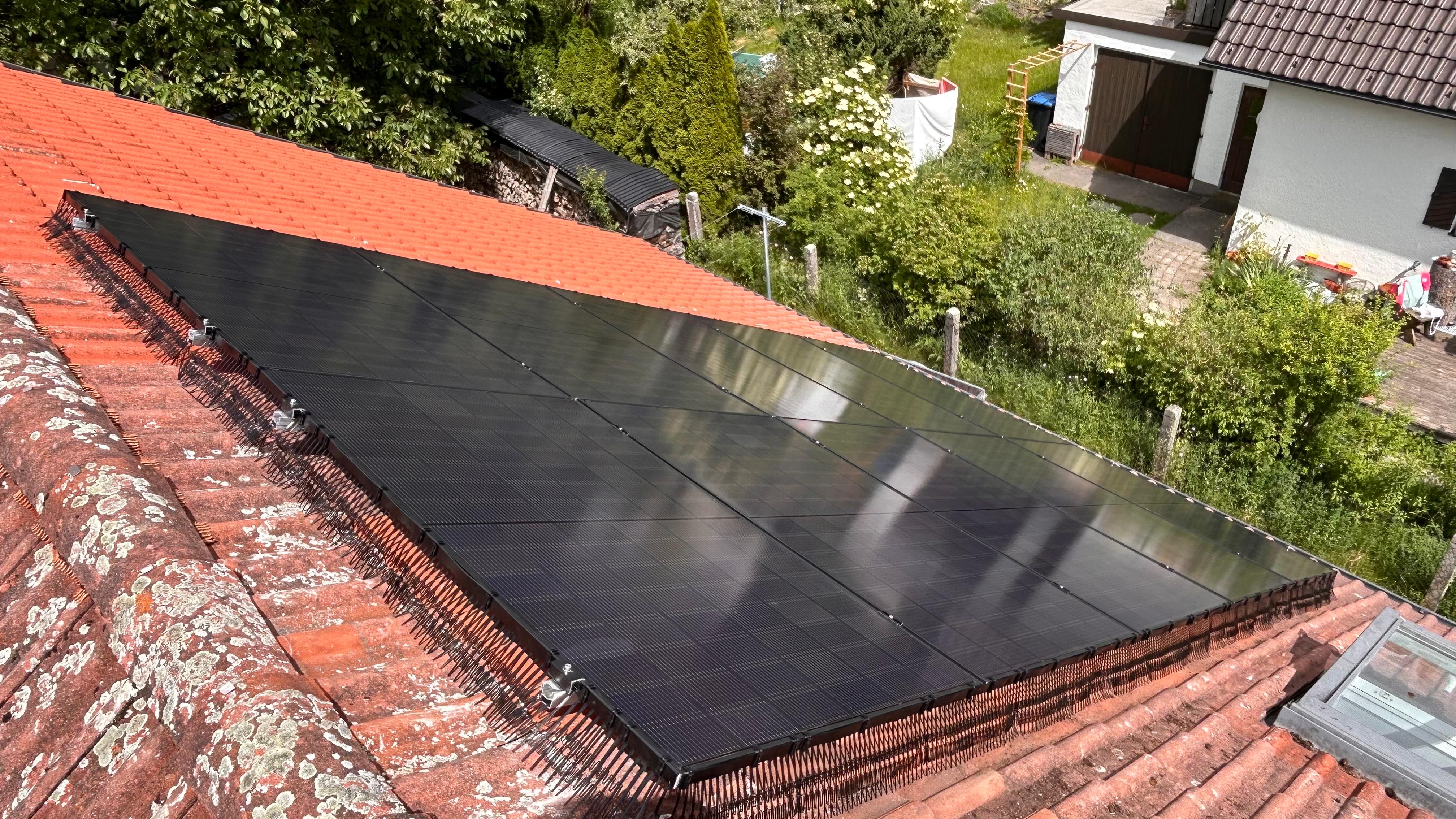 Perimeter Segments closing the lower module edge so solar panel overheating from nesting is prevented — PV Protector®