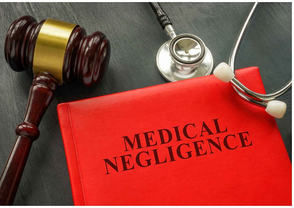 Martelo de juiz, estetoscópio e livro vermelho com o texto "Medical Negligence" sobre superfície escura, simbolizando negligência médica.