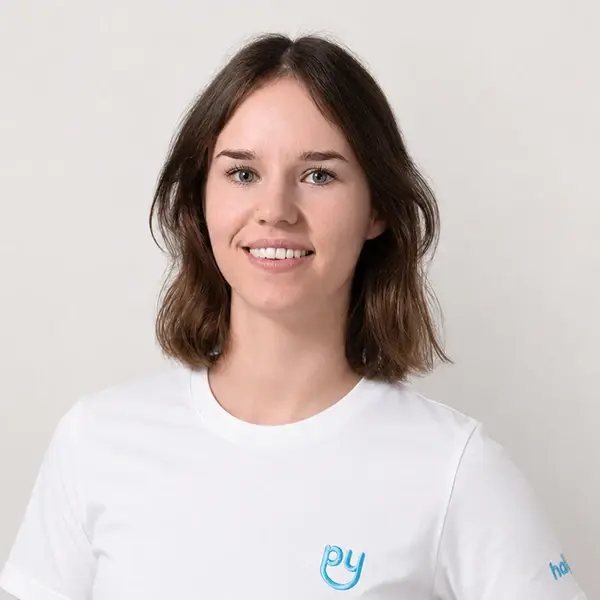 junge Hauswirtschafterin grinst freundlich und kompetent.