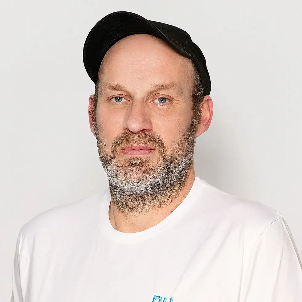 Pflegehelfer mit schwarzem Hut.