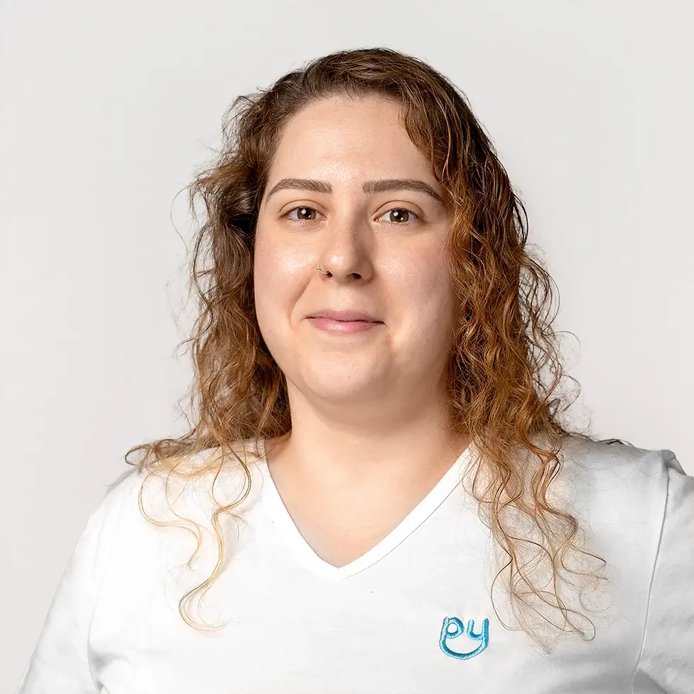 junge Alltagshelferin vom ambulanten Pflegedienst halpy lächelt freundlich.