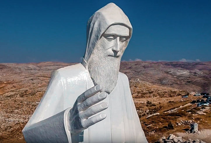 статуя Святого Шарбеля