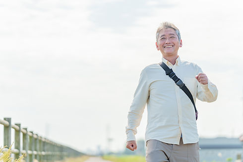 笑顔で生き生き歩く男性