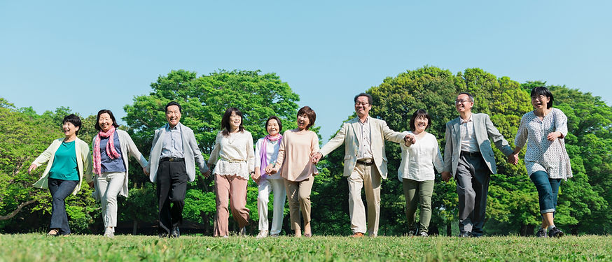 手をつなぐシニアの集団