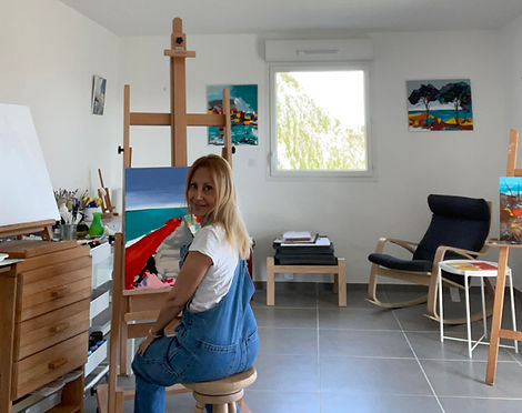 artiste peintre dans son atelier cassé blau