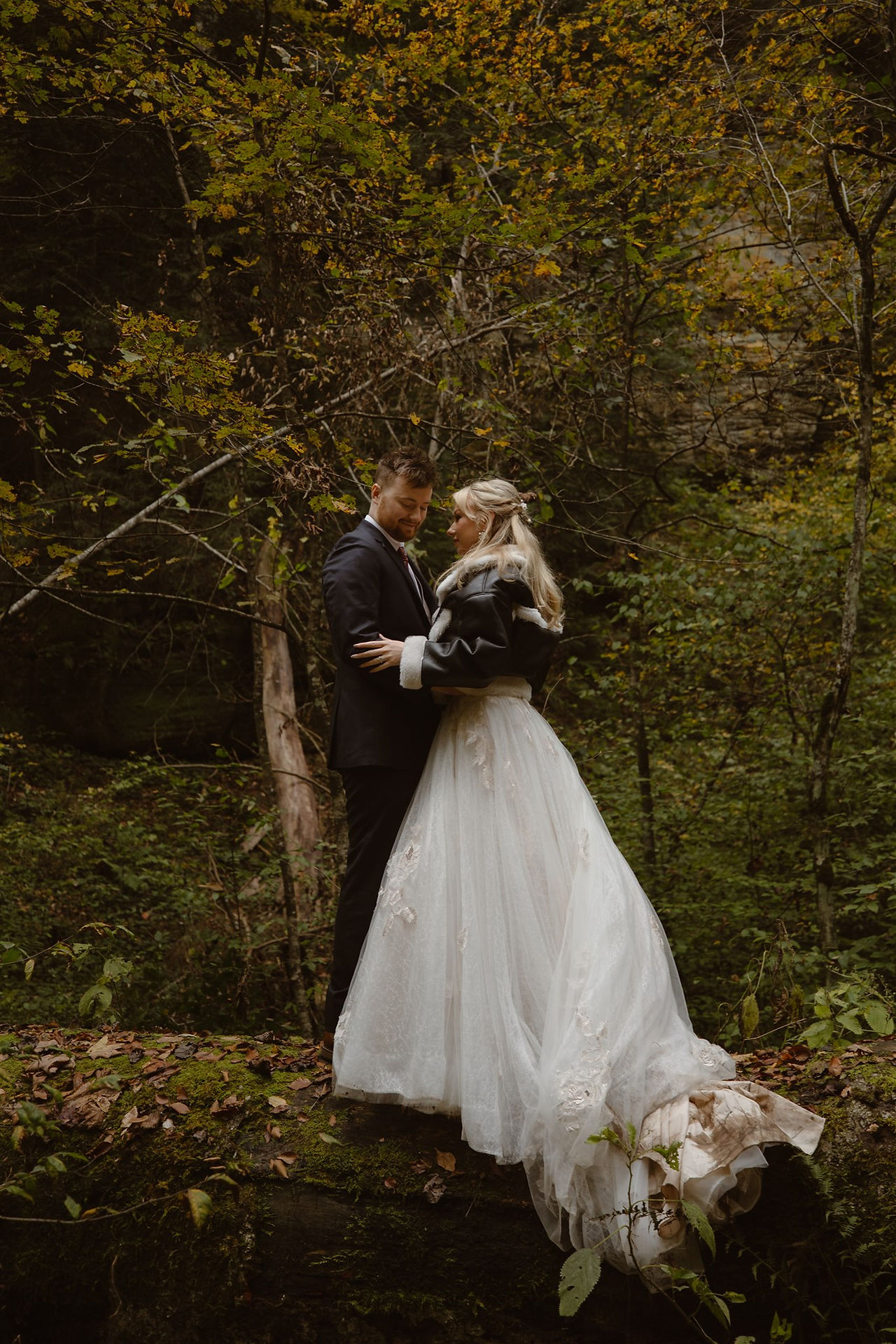 eloping couple portraits in the woods of hocking hills, an ash cave elopement in hocking hills