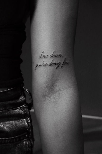 Tatuadora em Jundiaí finalizando tatuagem autoral com detalhes