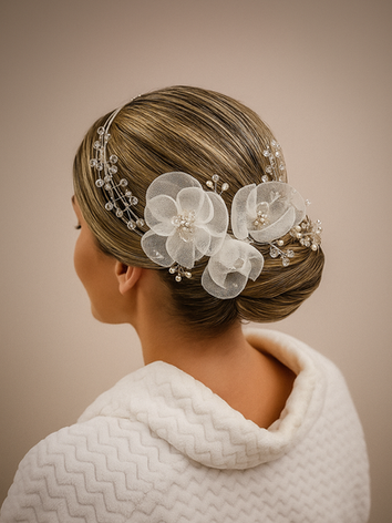 Cabelo cacheado com penteado preso em Campinas para eventos especiais