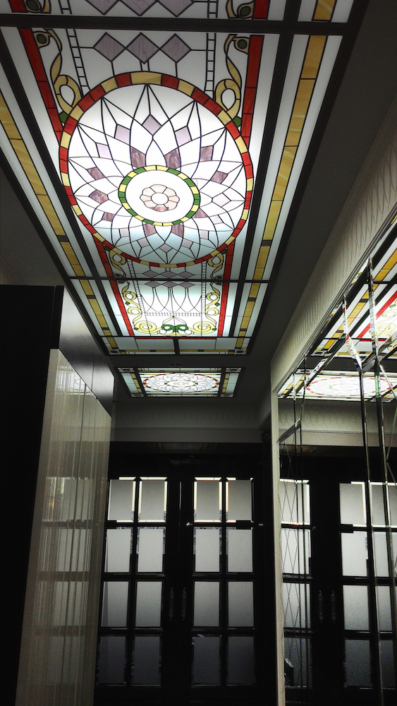 Витражный плафон в зоне холла