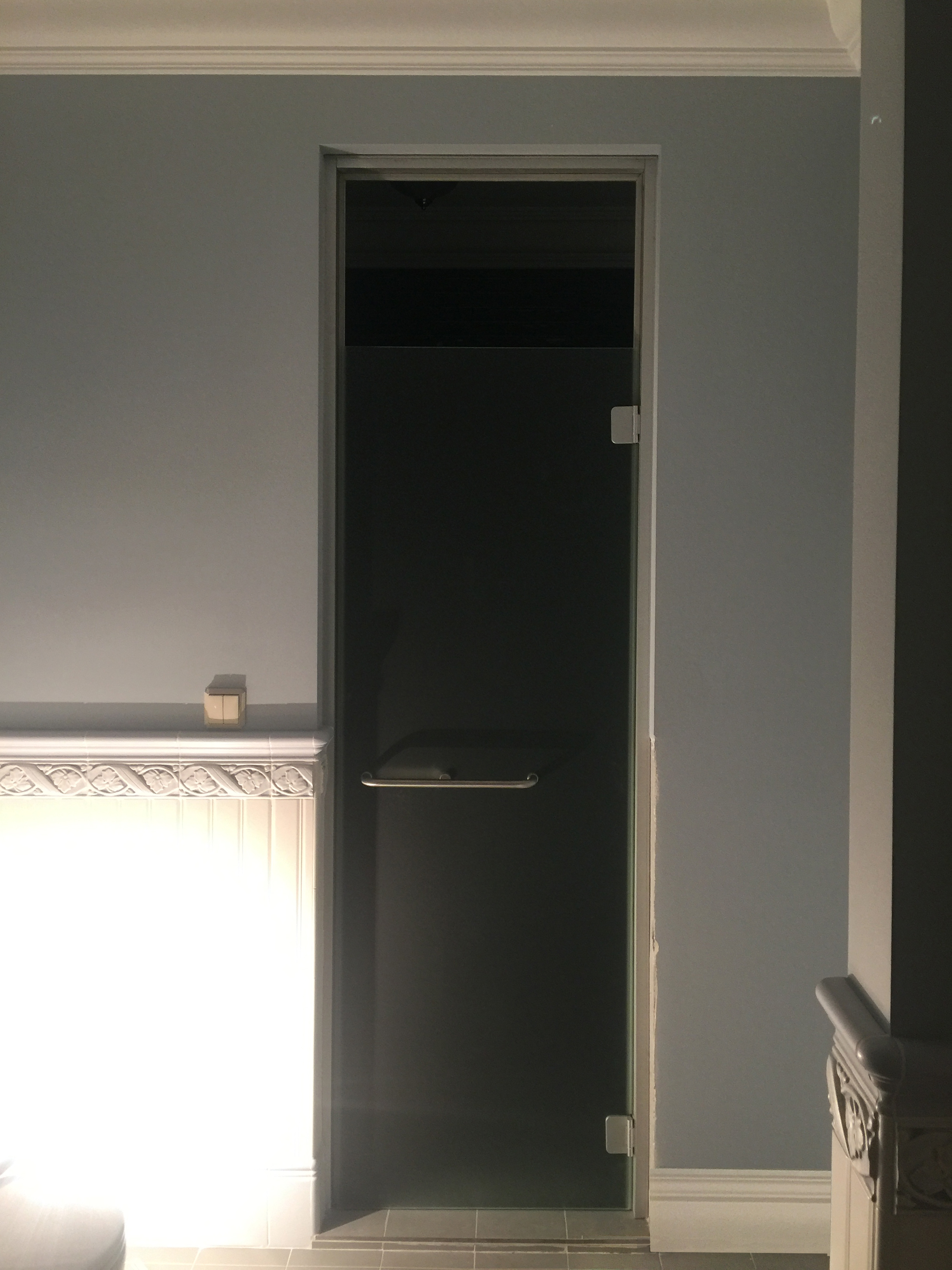 банная стеклянная дверь с коробкой