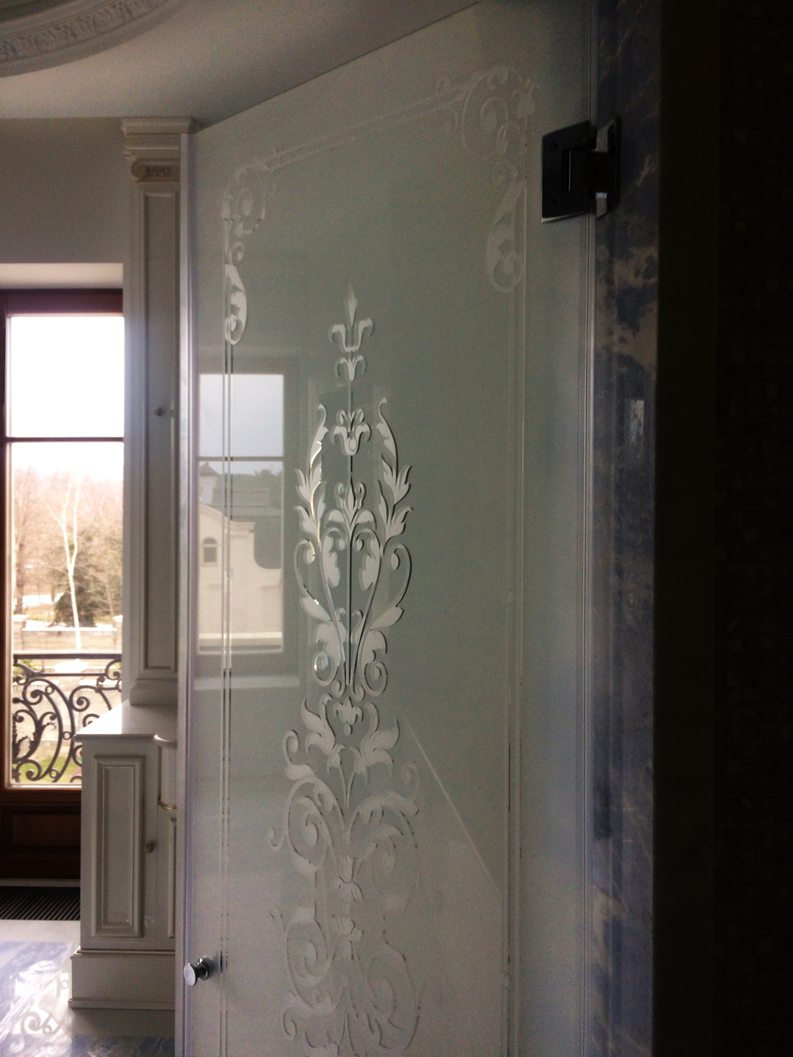 душевая дверь в нишу с рисунком