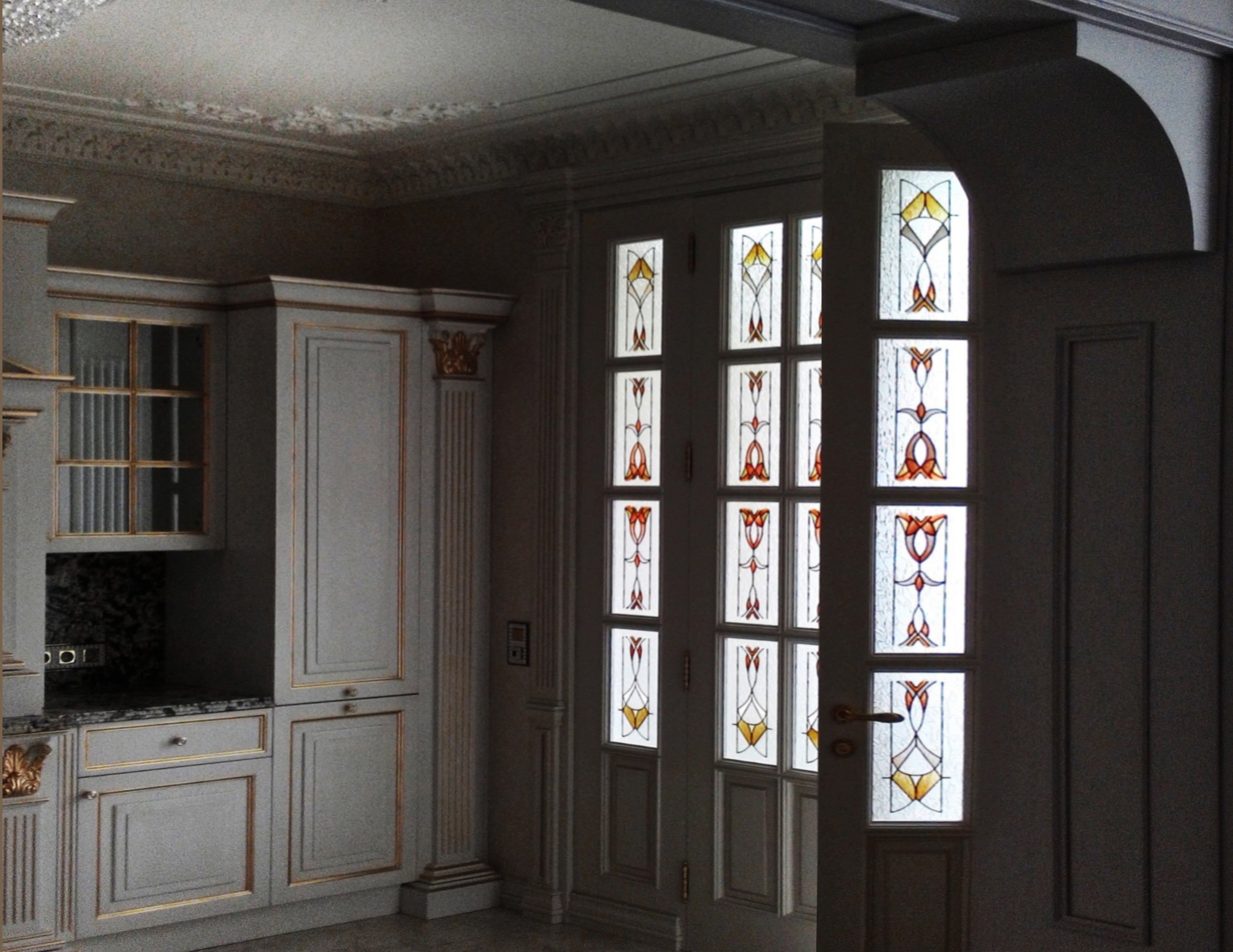 перегородка с витражными вставками