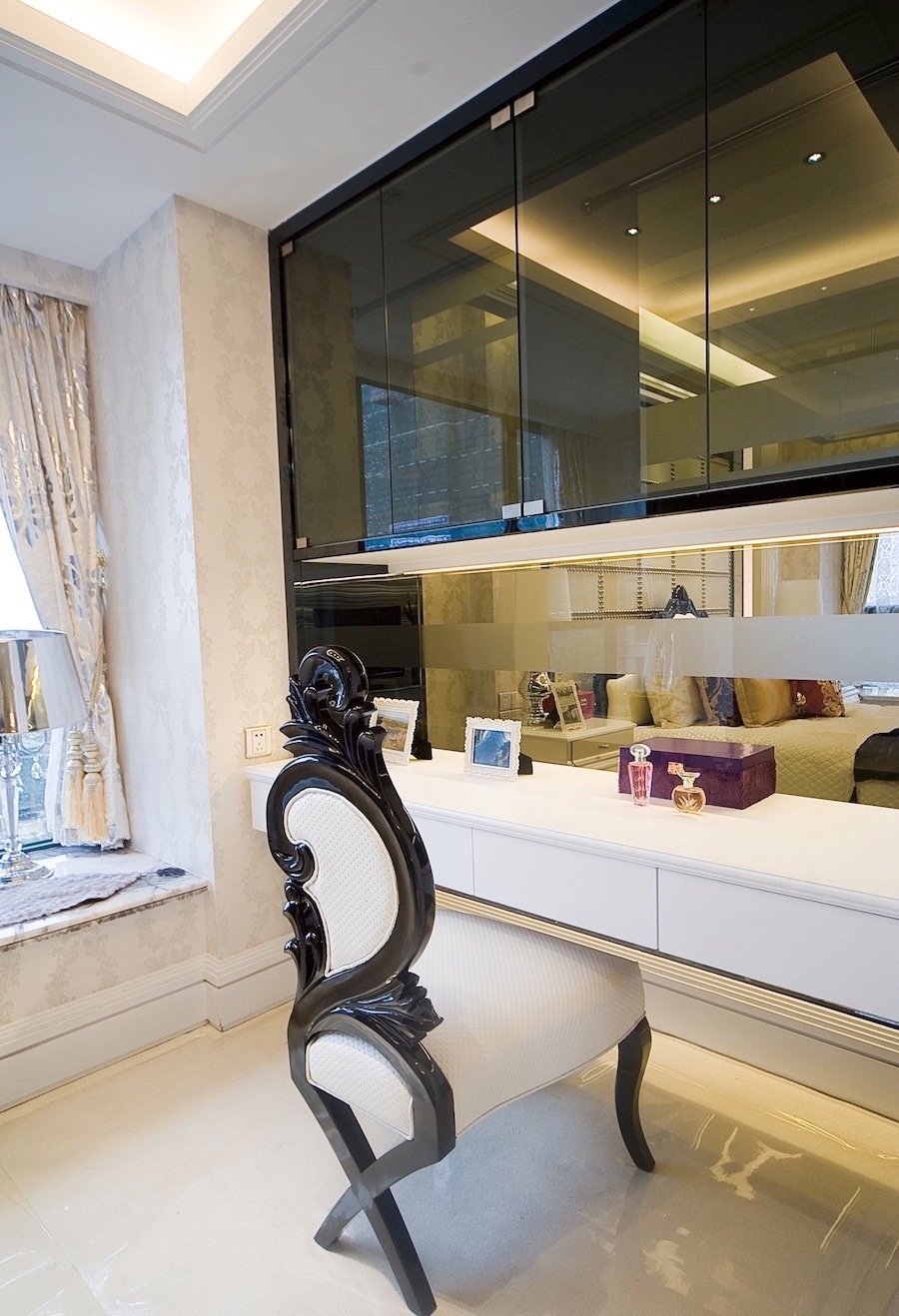 Скинали из зеркала с матовой полосой