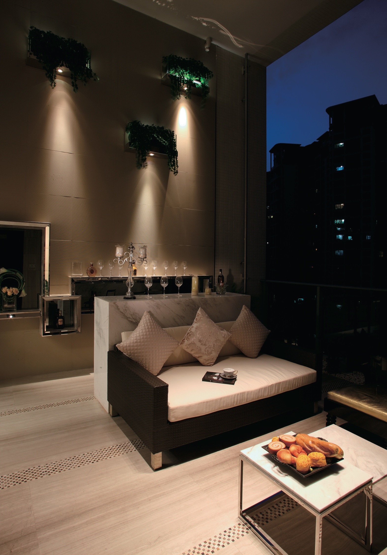 декоративная полка в обрамлении