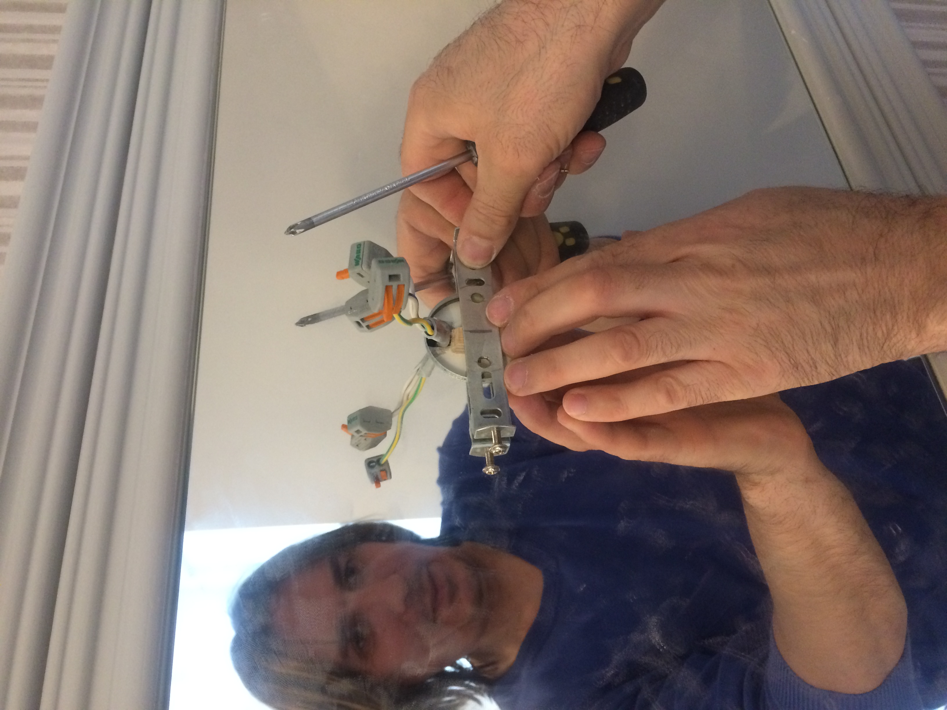 установка бра на зеркало