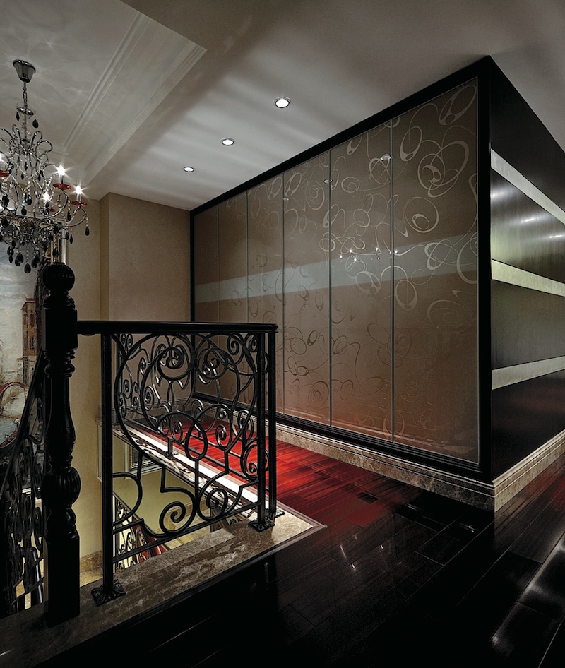 стеклянный фасад шкафа