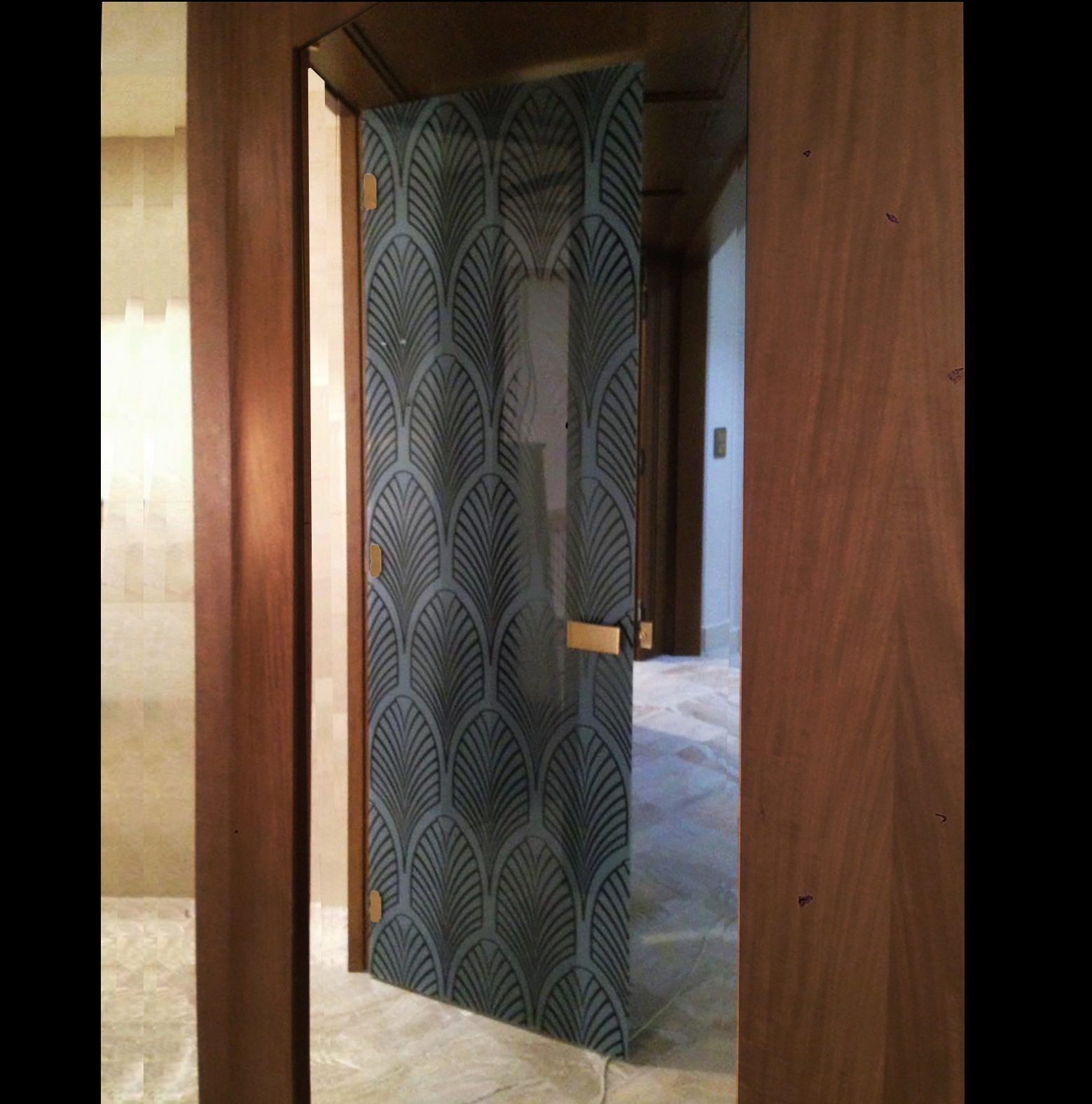 Дверь / черное стекло