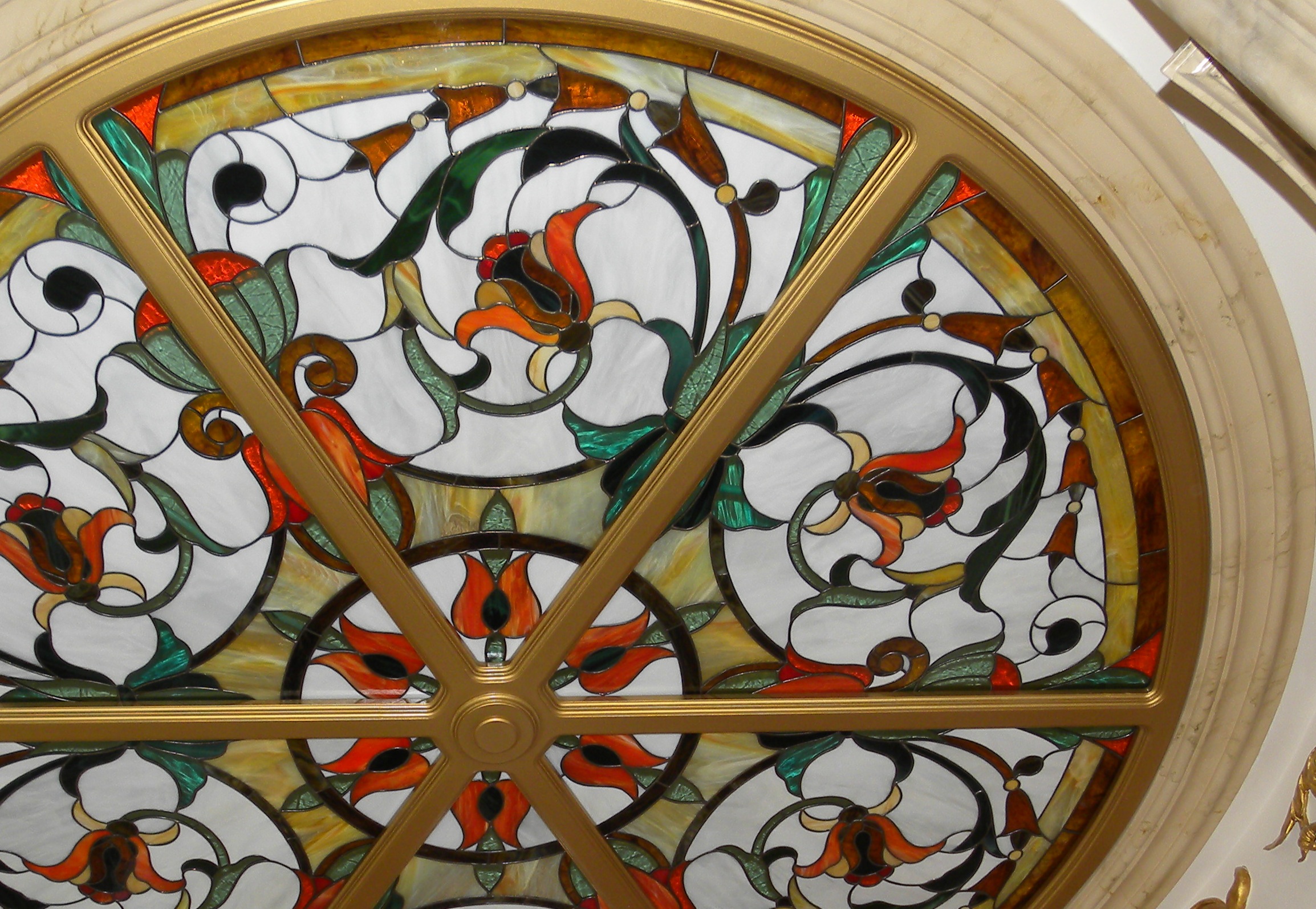 потолочный витраж в интерьере