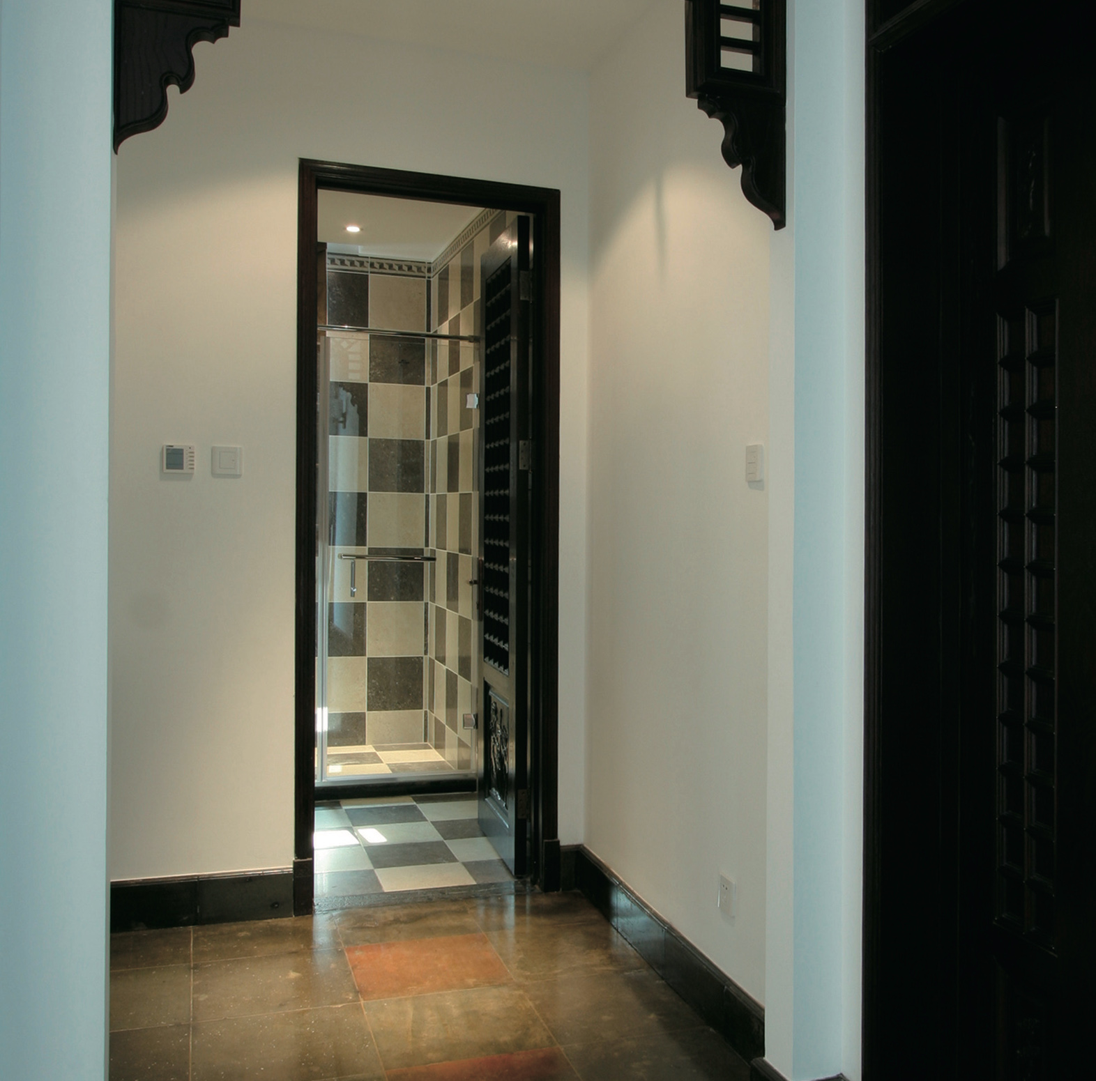 дверь душевой комнаты