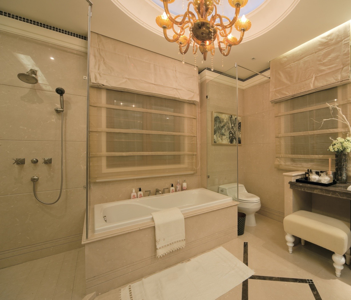 Стеклянные шторки на ванную