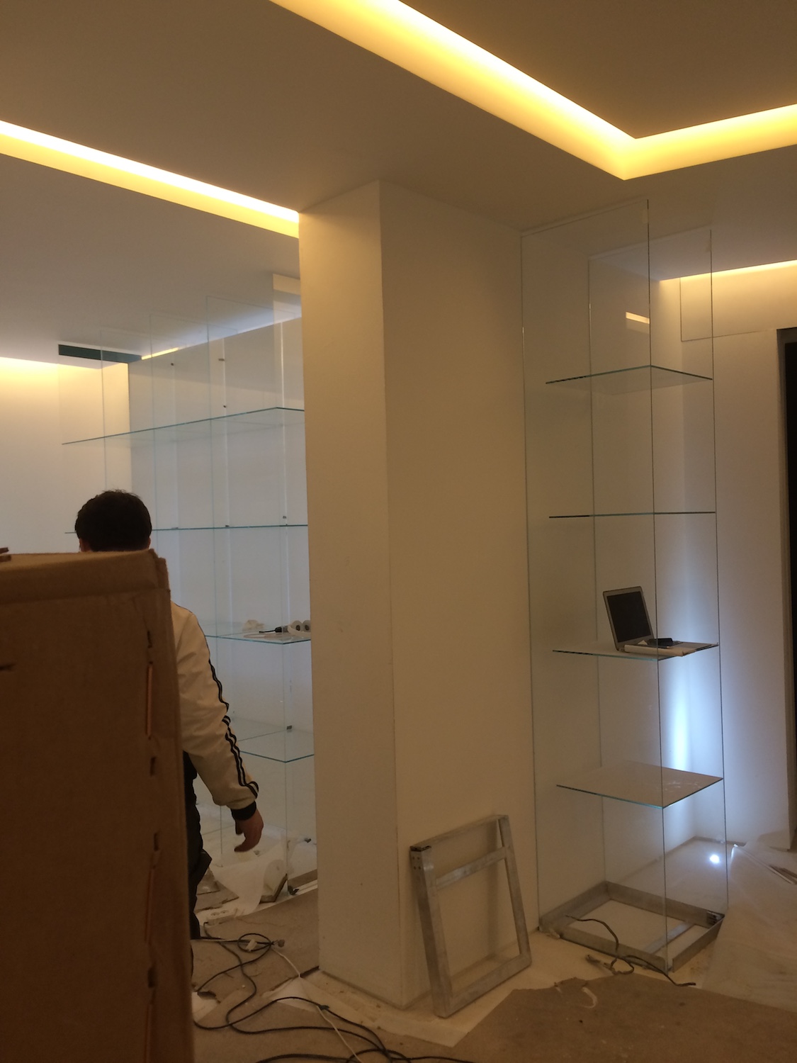 стеклянные витрины для магазина