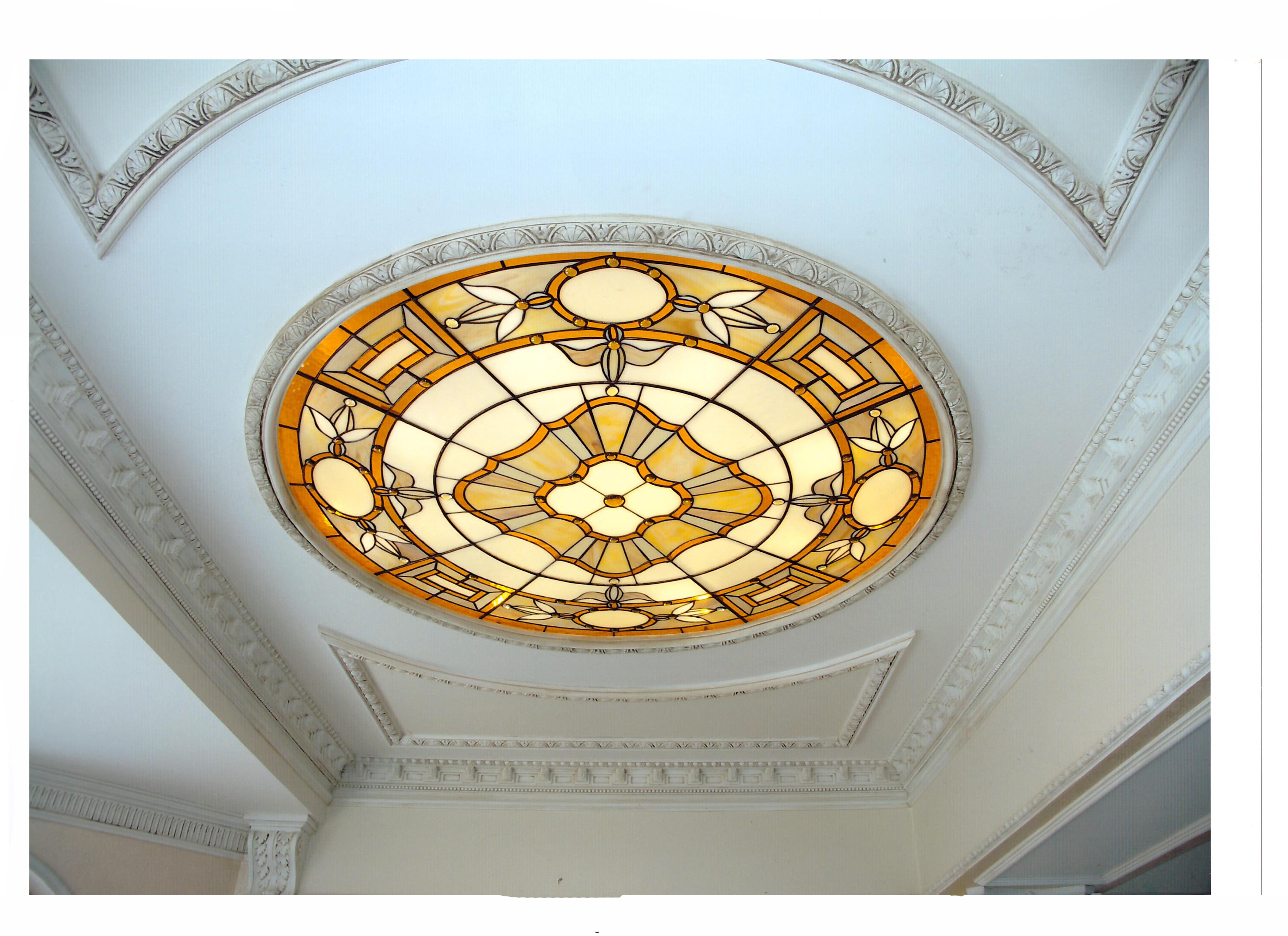 потолочный витраж в классическом интерьере