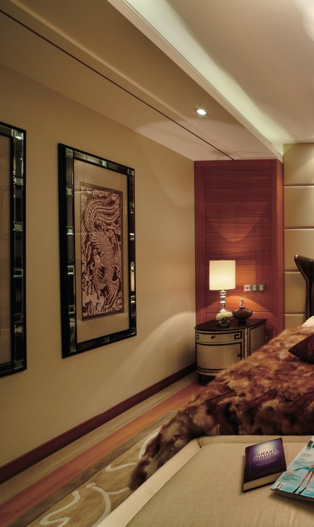 панно в багете из фацетных модулей