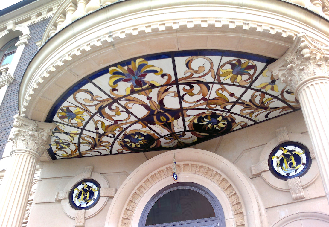 Уличный витраж