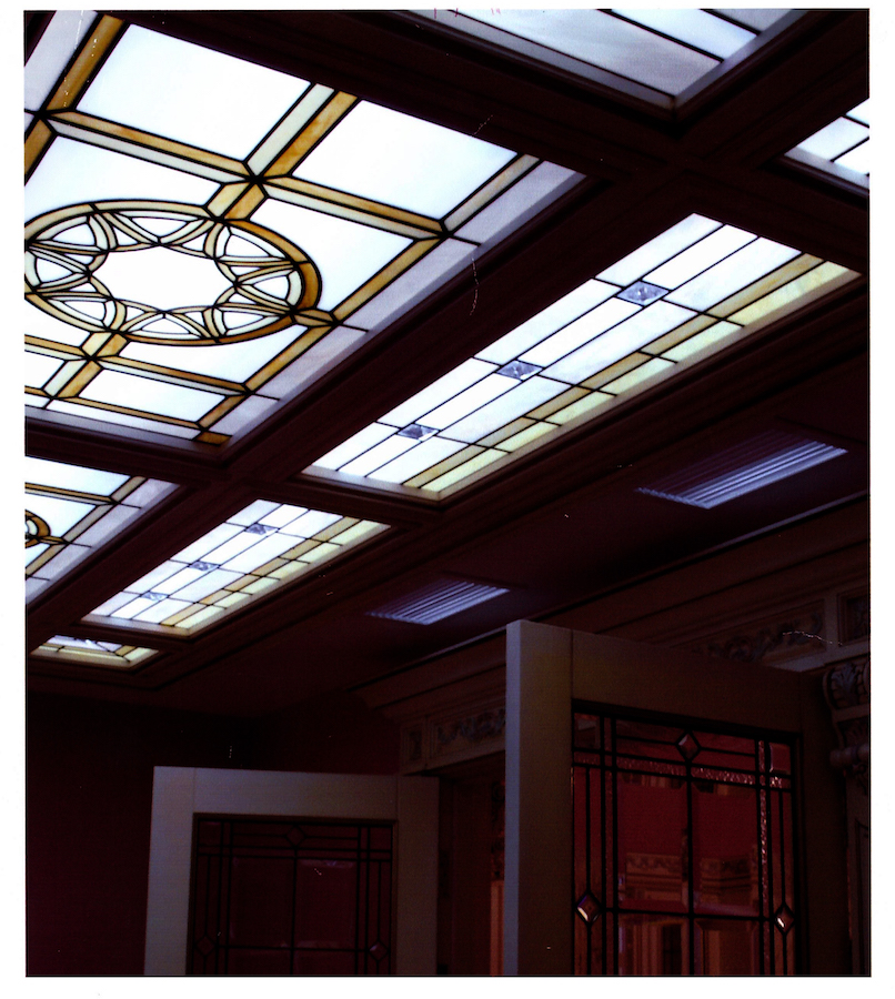 потолочный витраж с фоном сатинато