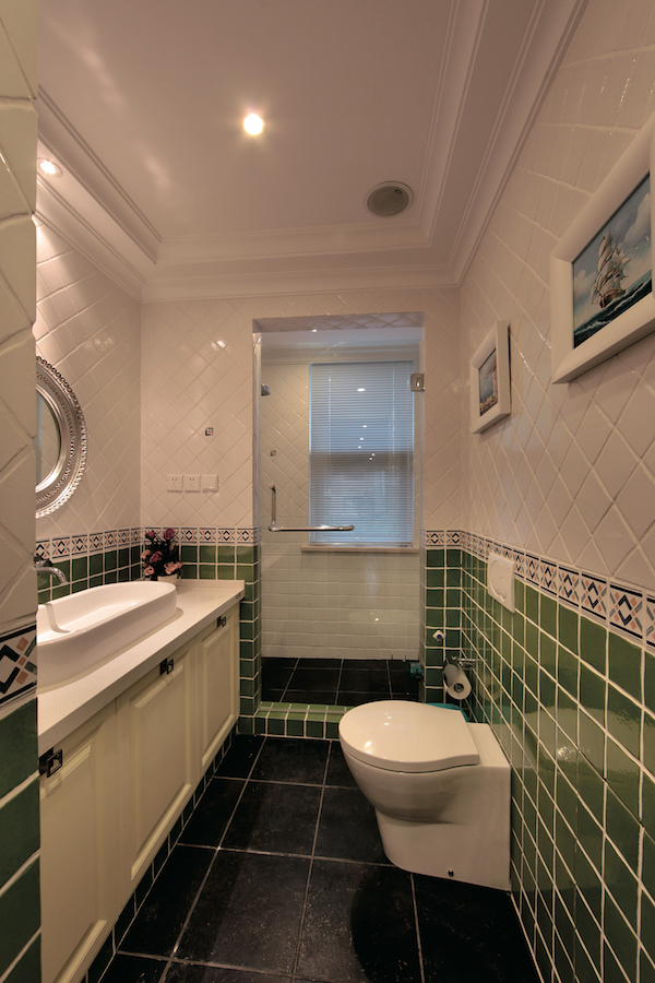 дверь душевой на петлях